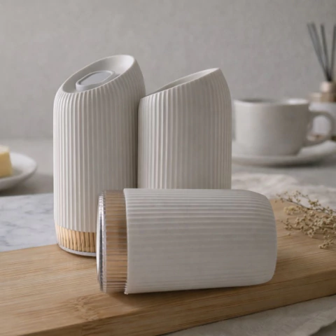 Porta escarbadientes de diseño moderno en color blanco con base dorada sobre tabla de madera en cocina