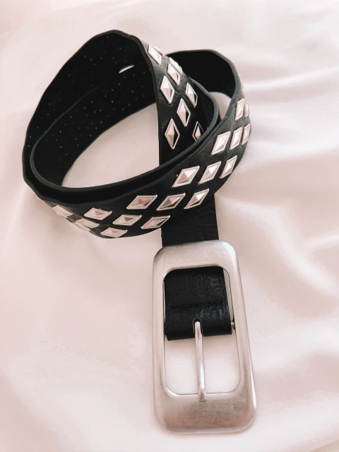 Cinto Negro con Hebilla y Tachas Plateadas - comprar online