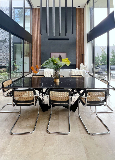 Mesa Spider de comedor Coverlam Negro Marquina 240x120 con soporte inferior laqueado y base de hierro negro