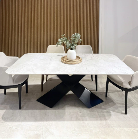 Mesa X de comedor Coverlam Super White 200x100 con puntas redondeadas y base de hierro negro