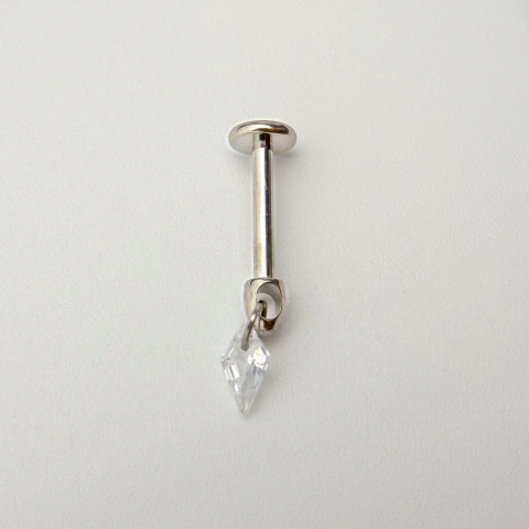 Labret com pingente zircônia triangular - Titânio Natural