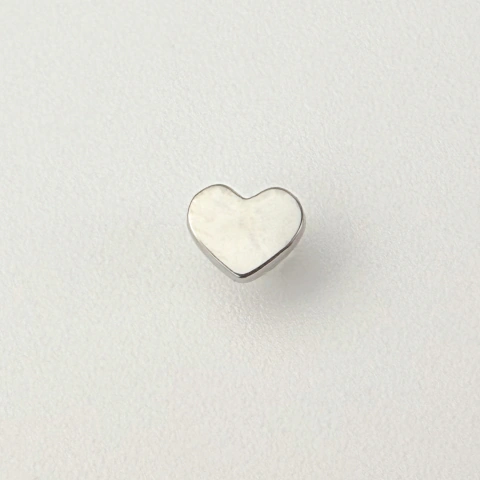 Labret mini coração liso - Titânio Natural