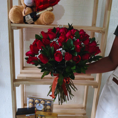 Buquê de 36 Rosas Vermelhas com Chuva