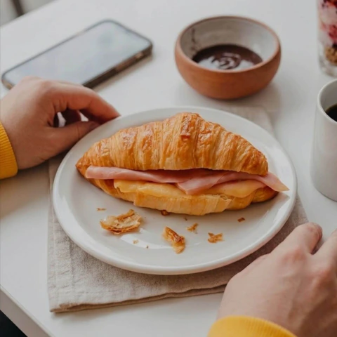 Croissant con jamón y queso