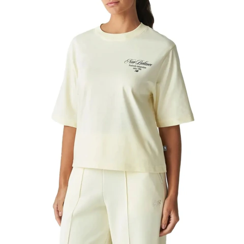 Camiseta feminina New Balance modelo Pressed Flowers Script oversized na cor off white angora, com estampa pequena na parte frontal superior esquerda