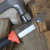 CUCHILLO FORMON DE ALTA RESISTENCIA CON HOJA CURVA Y MANGO DE GOMA BICOMPONENTE DE 25MM. SKU 2449 - FERRETERIA LAMON