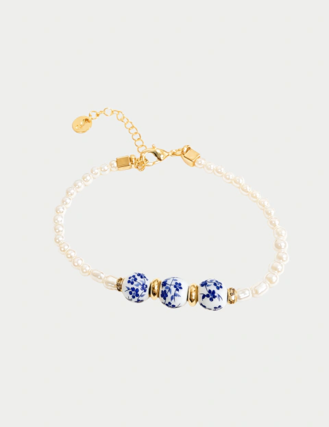 PULSEIRA DE PÉROLAS COM CERÂMICAS FLORAIS AZUIS