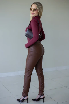 Calça Skinny Cintura Alta em Couro com Elastano - Marrom - ENE Co.