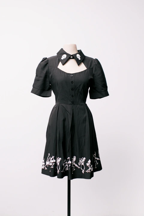 [P]Vestido rodado de botões com estampa de caveira Romwe x Corpse Bride