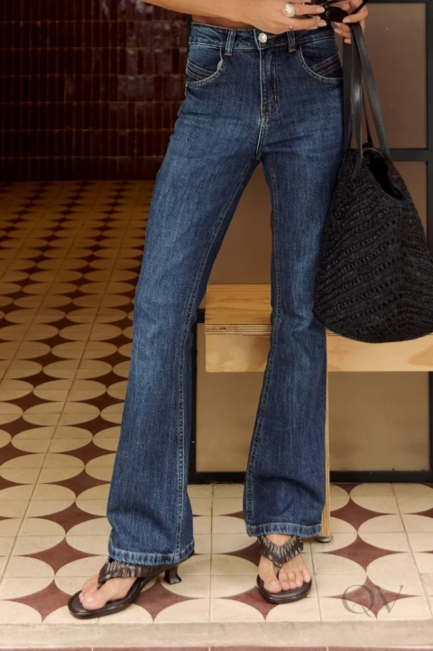 CALCA FLARE SEMI AJUSTADA EM JEANS AZUL ESCURO - DICOLLANI DENIM