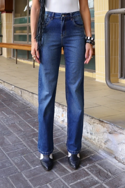 CALÇA AJUSTADA RETA EM JEANS MÉDIO - DICOLLANI DENIM