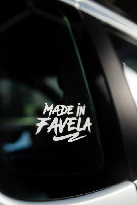 ADESIVO OFICIAL MADE IN FAVELA LAÇO - comprar online