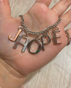 Collar BTS letras grandes