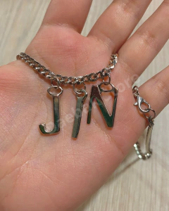 Collar BTS letras grandes en internet