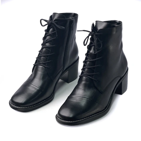 Bota Thay Salto Médio Couro Lallaz