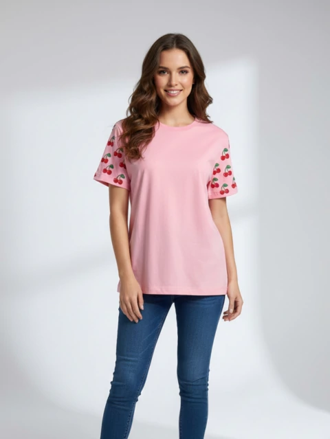 Camiseta Feminina Baby Look Rosa com Estampa de Cerejas – Manga Curta Tendência Verão