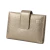 Carteira feminina compacta ouro leve em couro legítimo, modelo MJ AZ 35, . Possui fecho de aba com botão de pressão e placa metálica dourada da marca BÁVARO. Ideal para o dia a dia, fabricada pela La Fábrica Bolsas em Duque de Caxias, RJ.