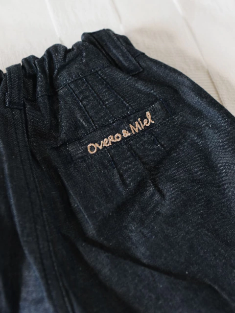 Bombacha de campo denim bordada con el detalle de Overo & Miel