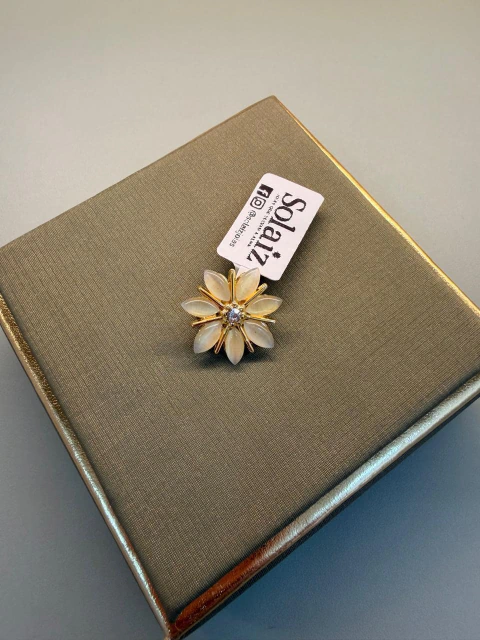 BROCHE FLOR RESINA (DOURADO) - SR 109