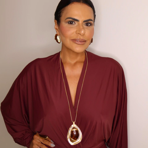 Colar Essenza Orgânica Feminino Longo Maxicolar Dourado Fosco Pedra Resina