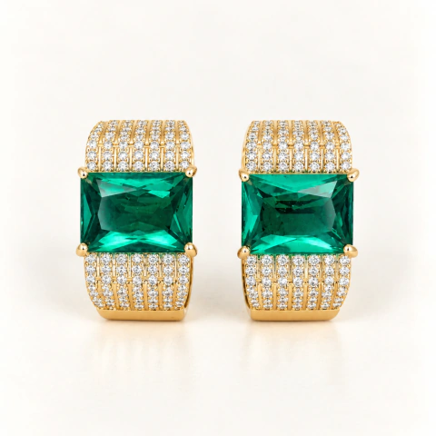 Argola Esmeralda Média Dourada com Pedra Verde Natural e Zircônias Cristal