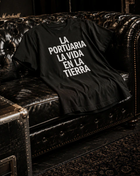 REMERA NEGRA LA VIDA EN LA TIERRA