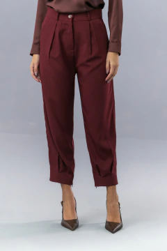 Calça alfaiataria cenoura cintura alta vinho