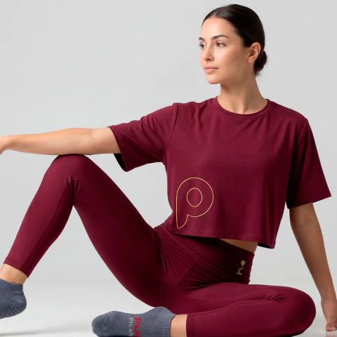 Camiseta Feminina Dry Fit - Logo Dourado Oversized - Burgundy - comprar online