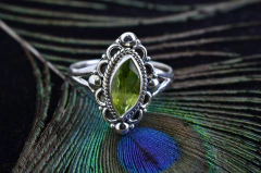 Anel em prata 925 com pedra natural - peridoto lapidado na internet