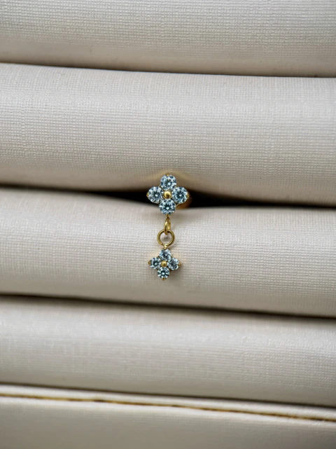 FLOR C/ PINGENTE 4 ZIRCONIAS AZUL BEBE