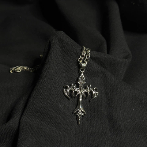 Collar “Cruz flameante”