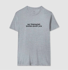 Camiseta Humor Terapia - "my therapist knows about you" | Moda Intelectual