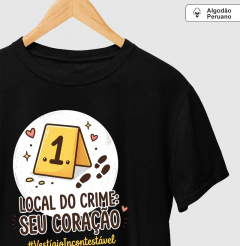 Camiseta Algodão Peruano Criminalística Romântica "Local do Crime: Seu Coração" | #VestígioIncontestável - comprar online