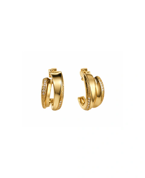 BRINCOS ROSSIO - Meia argola assimétrica, laterais cravejadas. Banho Ouro 18k