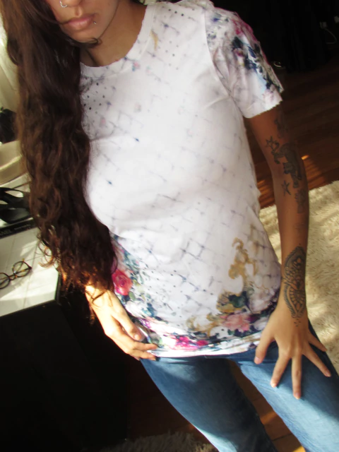 Camiseta Pierre Balmain em algodão, com estampa artística. Modelagem ajustada e visual statement.