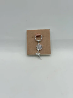Pingente flor com parte lisa e zirconias