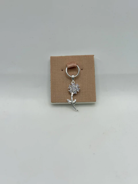 Pingente flor com parte lisa e zirconias