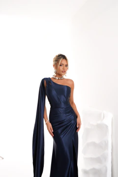 VESTIDO DE FESTA LONGO ACETINADO COM CAPA FENDA TENDÊNCIA GOIÂNIA - Confecção dos Vestidos