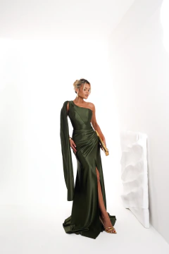 VESTIDO DE FESTA LONGO ACETINADO COM CAPA FENDA TENDÊNCIA GOIÂNIA - comprar online