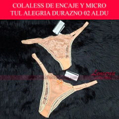 Mujer luciendo una elegante bombacha colaless de fina puntilla y micro tul color durazno marca Victoria Cossy. Diseño con breteles laterales regulables para un ajuste perfecto y mayor comodidad. Lencería exclusiva y premium femenina.