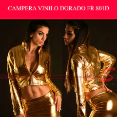 Persona luciendo una campera sado de vinilo dorado brillante con cuello alto y cierre frontal. Ropa fetichista y BDSM (No incluye mini ni corpiño).