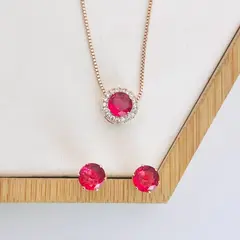 Conjunto cravejado na internet