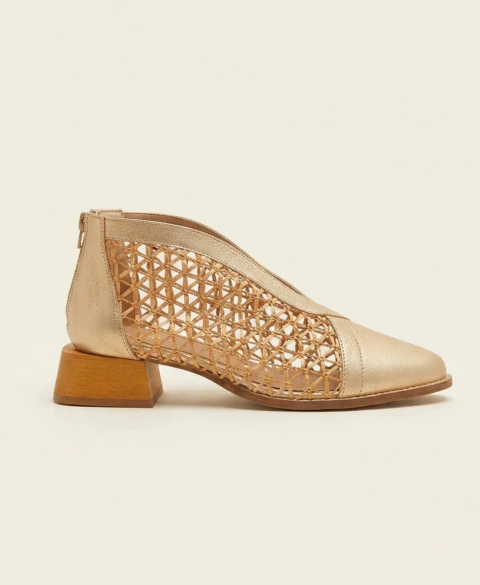 Sapato Amelie Dourado Ráfia Salto Baixo