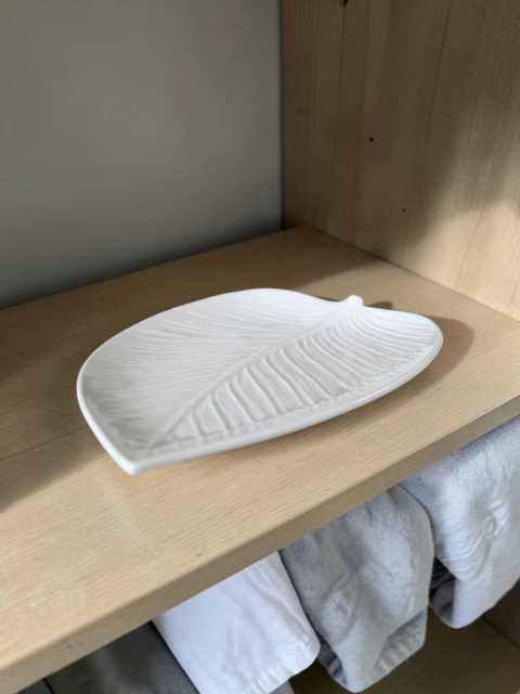 BANDEJA DE PORCELANA HOJA 27X19 CM - comprar online