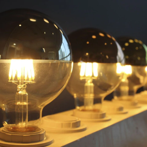 Lâmpada Defletora LED 6W G95 Filamento E27 GMH - Giltec Iluminação - 48 Anos Transformando Ambientes
