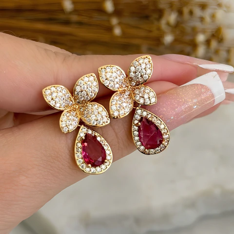 Brinco Flor Cravejada De Quatro Pérolas Com Gota Pendente na internet