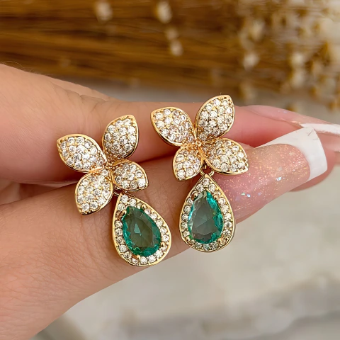 Brinco Flor Cravejada De Quatro Pérolas Com Gota Pendente - comprar online