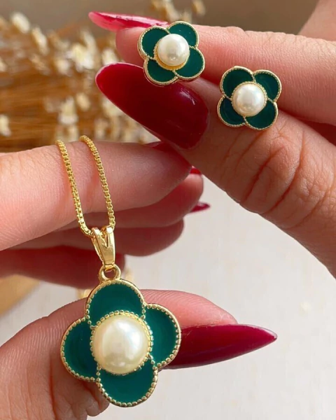 Conjunto De Trevo Esmaltado Com Pérola na internet