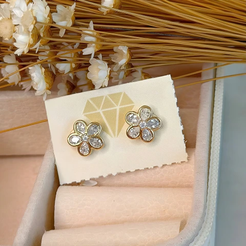 Brinco De Flor Cravejado Com Zircônias Formato Gota E Pontinho De Luz - Antialérgico