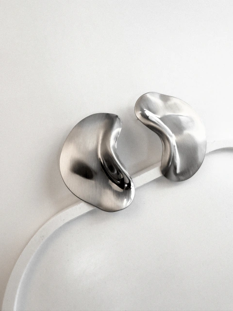 BRINCO OVAL ORGÂNICO ACETINADO PRATA